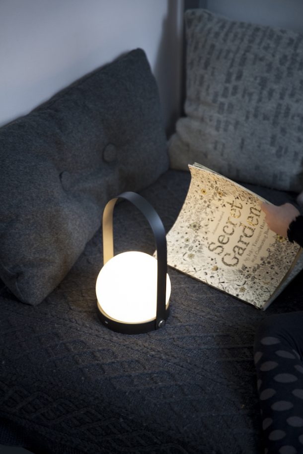 Lampada portatile ricaricabile Carrie. Norm Architects per Menu