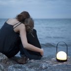 Lampada portatile ricaricabile Carrie. Norm Architects per Menu