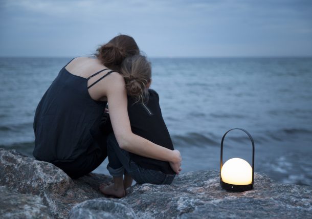 Lampada portatile ricaricabile Carrie. Norm Architects per Menu