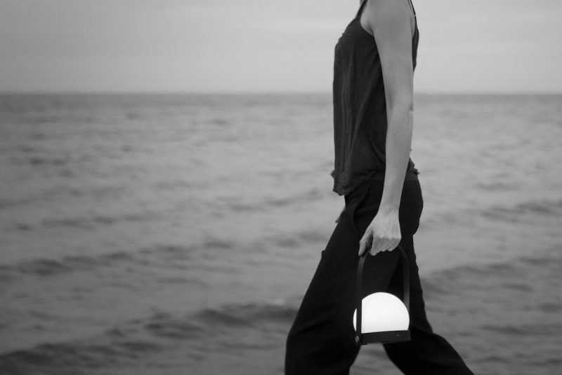 Lampada portatile ricaricabile Carrie. Norm Architects per Menu