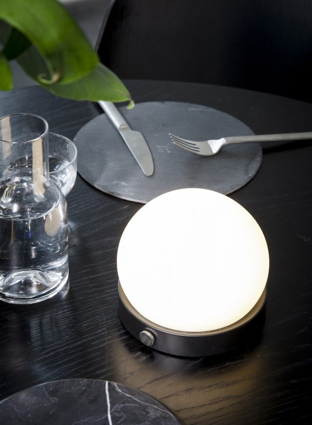 Lampada portatile ricaricabile Carrie. Norm Architects per Menu