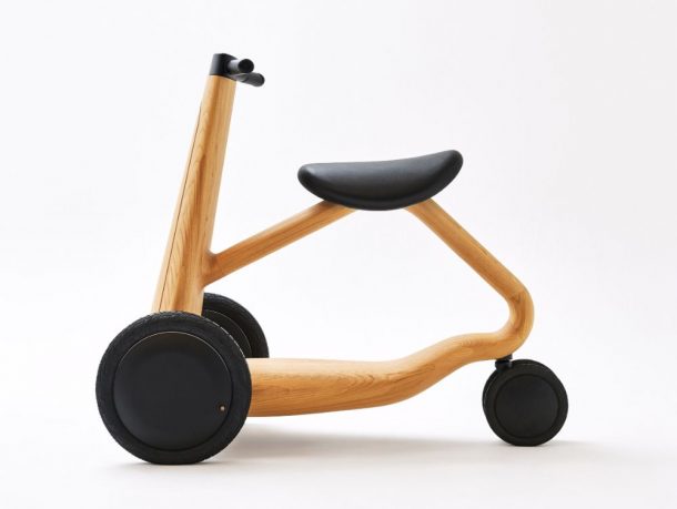 scooter di legno