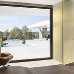 Collezione di porte Twist di Viva con rivestimento in midollino di Bonacina